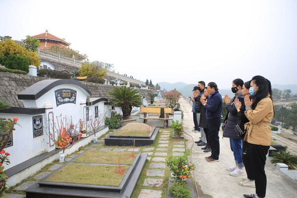 Bát hương trên mộ