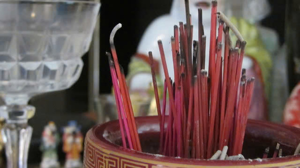chân nhang bàn thờ gia tiên