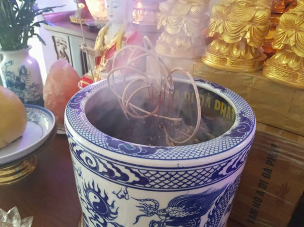 chân nhang bàn thờ gia tiên