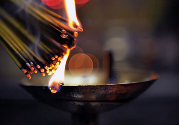 chân nhang bàn thờ gia tiên