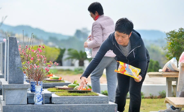 Đi thăm mộ cần mua gì