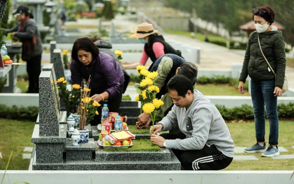 Đi thăm mộ nên mua hoa gì