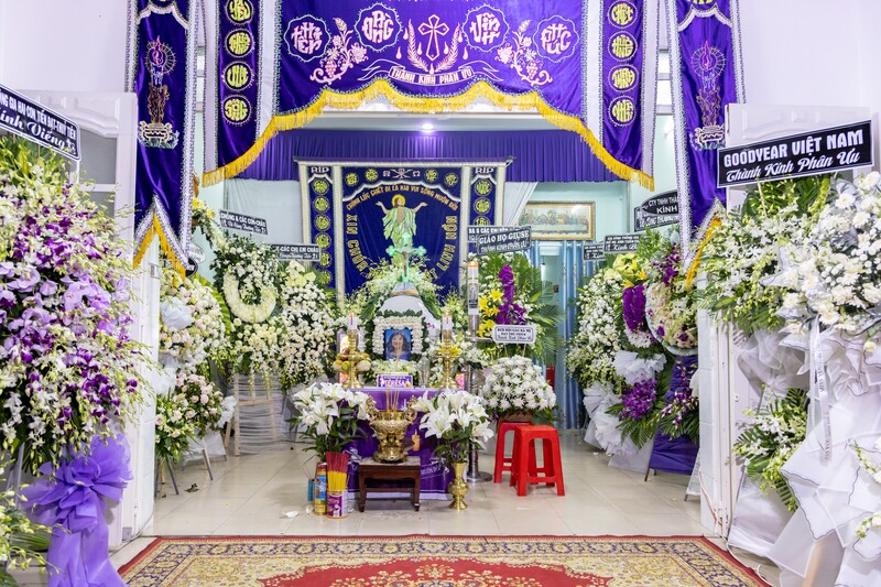 CÁCH CHỌN HOA VIẾNG ĐÁM TANG PHÙ HỢP VÀ LƯU Ý CẦN BIẾT
