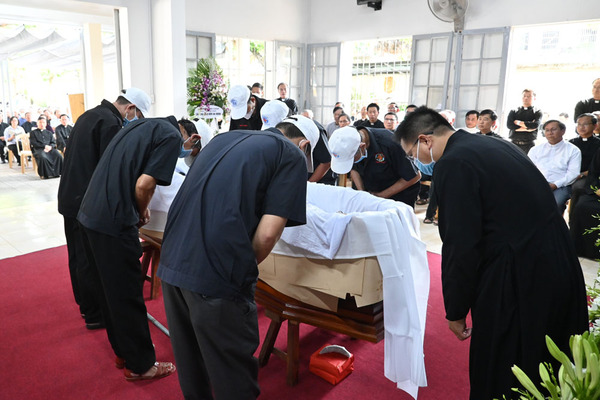mai táng