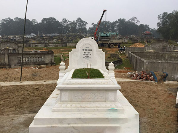 mộ đá tam cấp