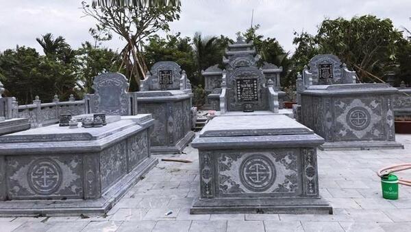 mộ đá tam cấp