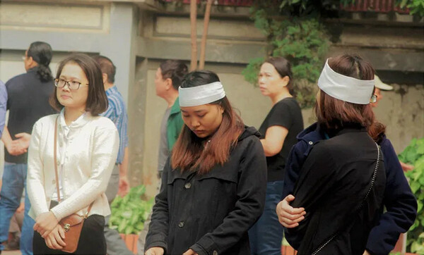 những ai phải đeo khăn tang
