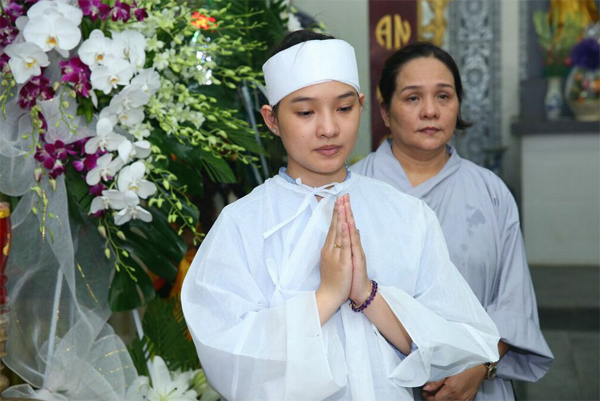 những ai phải đeo khăn tang