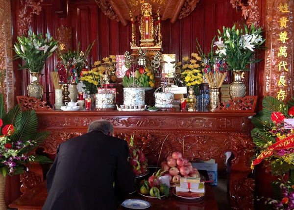 trang trí bàn thờ gia tiên