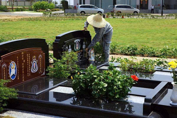 Vệ sinh khu lăng mộ