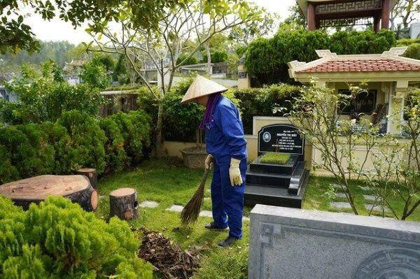 Vệ sinh khu lăng mộ